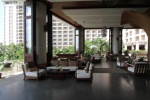 Постояльцы отеля могут переждать дневной зной на удобных диванах на первом этаже отеля.