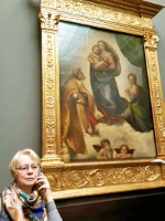 Майорова Алевтина Сергеевна около шедевра искусства, картина "Сикстинская Мадонна"
