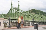 Т.В.Воеводина и Е.В.Зайцева на фоне моста Свободы.
