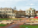 Цвингер-это уникальный архитектурный ансамбль.На территории находятся три музея: музей фарфора, Дрезденская галерея, музей математики.