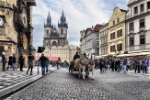 Центральная площадь Праги.На здании слева находятся часы, которым 600 лет.Они ни разу не ремонтировались и не ломались.