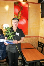 Воодушевленная старший менеджер Альмира получила от менеджера отдела продаж Елены Кондратьевой символ чистоты - белую хризантему.